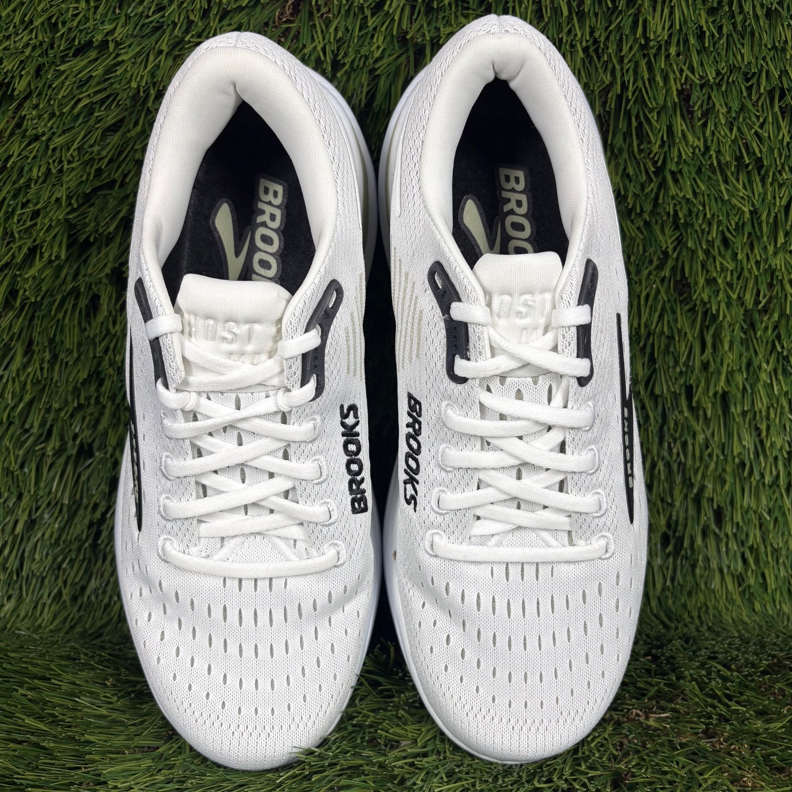 Brooks Ghost Max 3 Men’s size 8 Medium / D Running Shoe White Black Walk Sneaker
