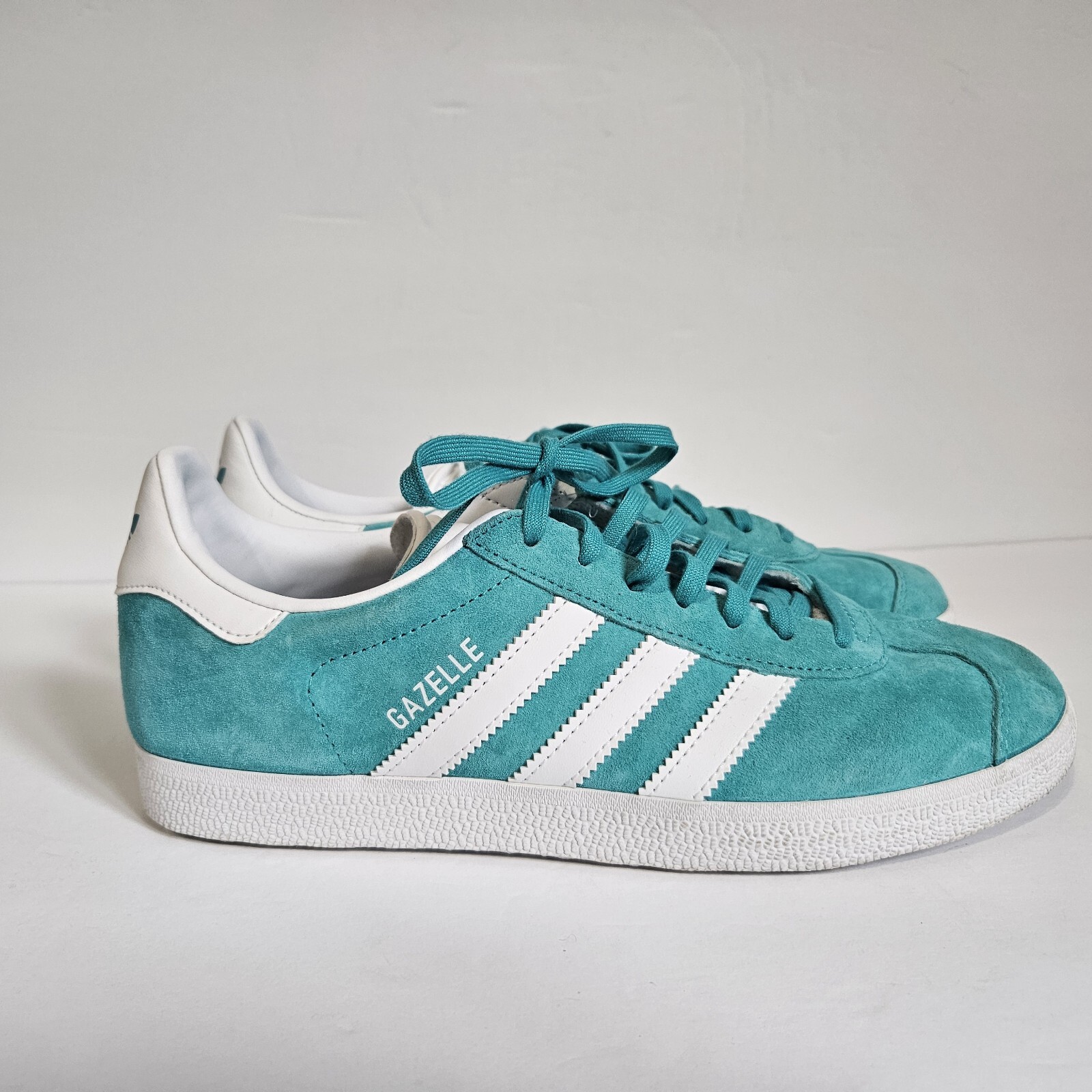 Adidas Gazelle Hi-Res Aqua and White Mens Size US 7 EU 40 EE5510