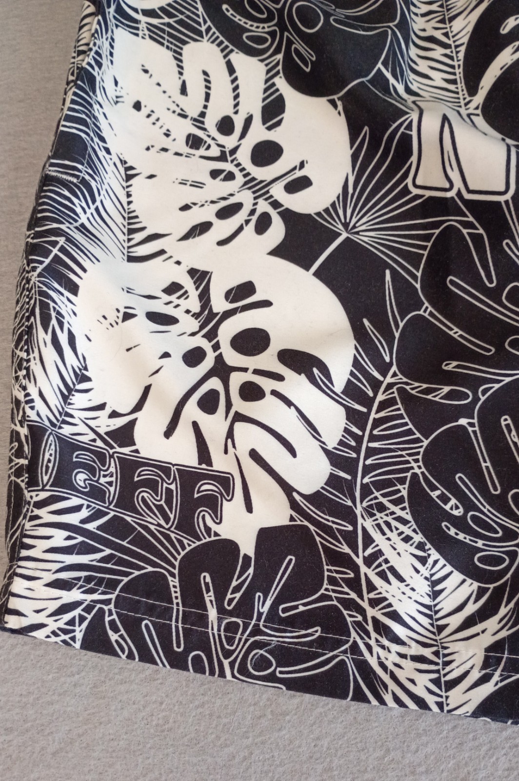 Neff UnLined Draw String Tropical Board Shorts Men Size Small Black/White