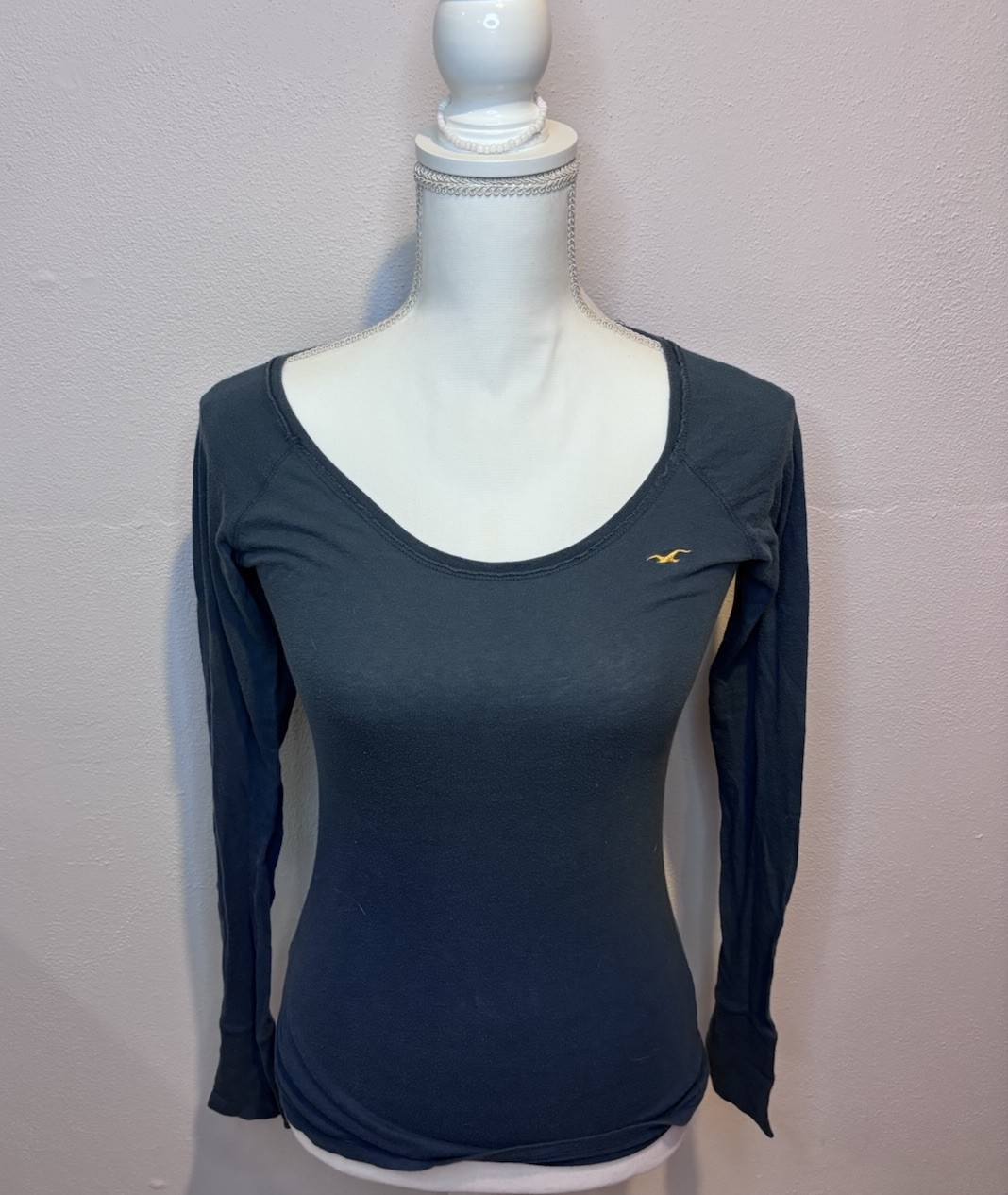 Hollister Women’s Blue Solid Logo Scoop Neck Long Sleeve Pullover T-Shirt M