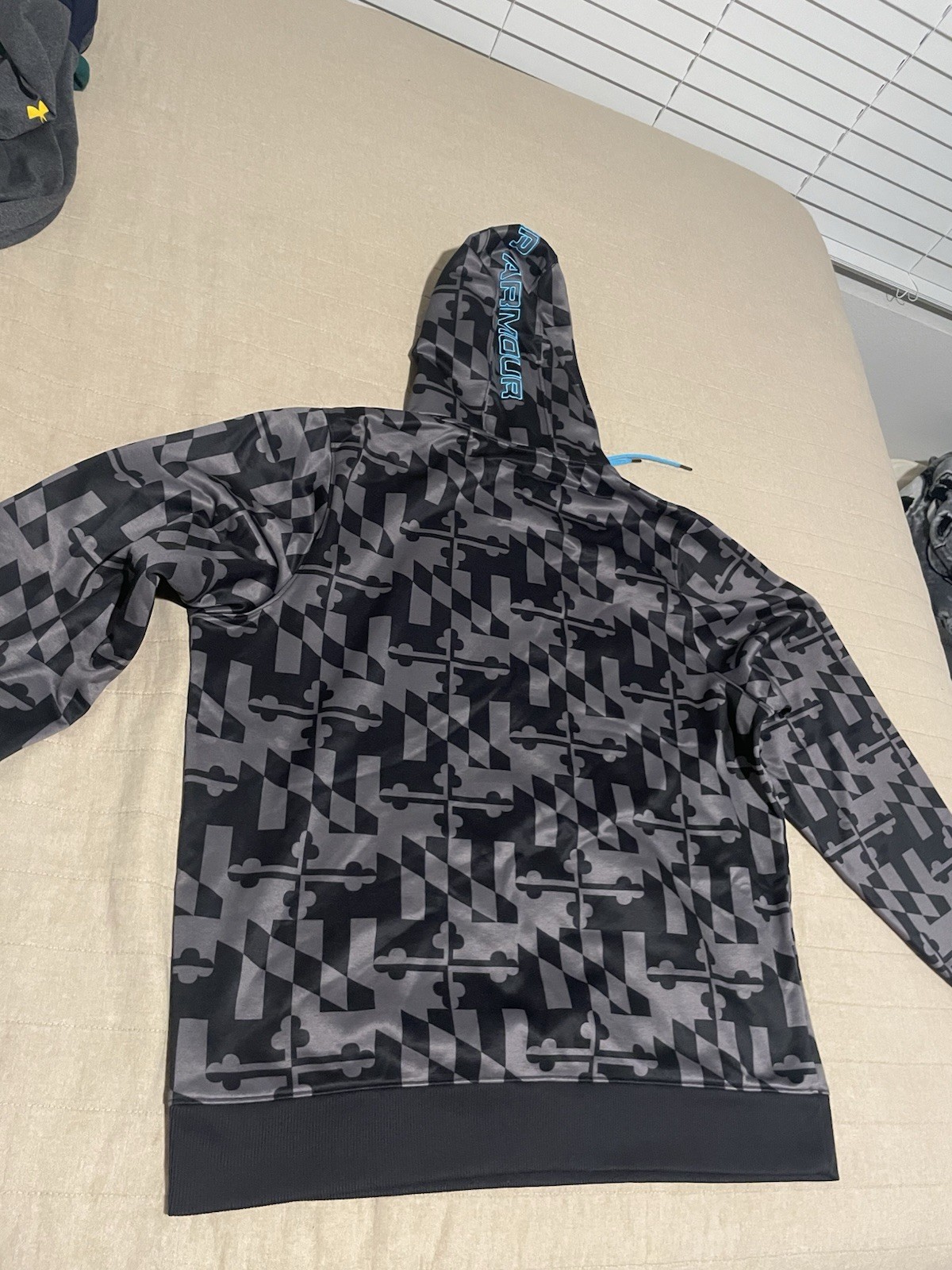 Men’s Large Under Armour Hoodie Black/Gray/Light Blue