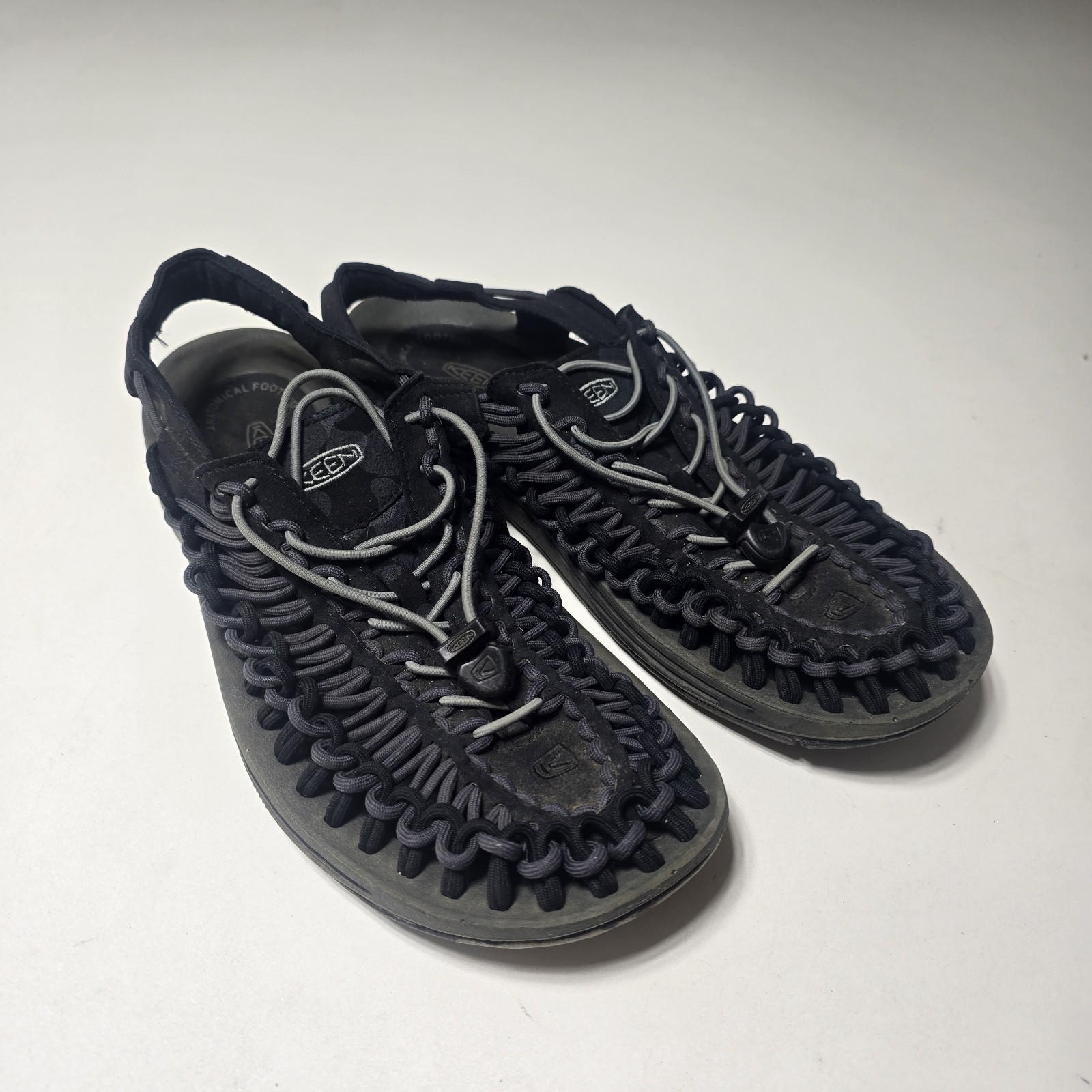 KEEN Men’s Uneek Classic Two-Cord Sandal Black Gray Sz 10.5