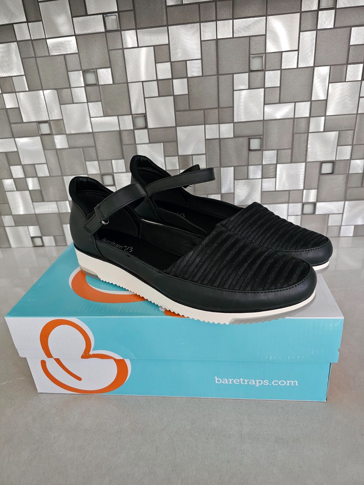 Womens baretraps size 8 black new in box