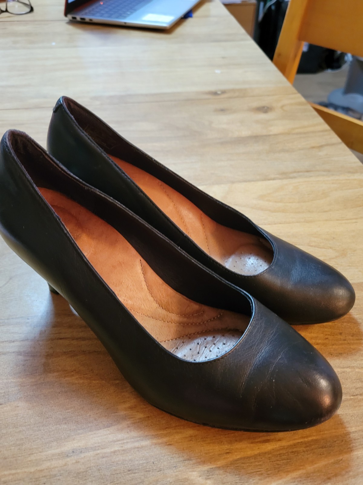Black Leather 2.25″ Heeled Pump By CLARKS Artisan sz 7.5. Very Clean Condtn