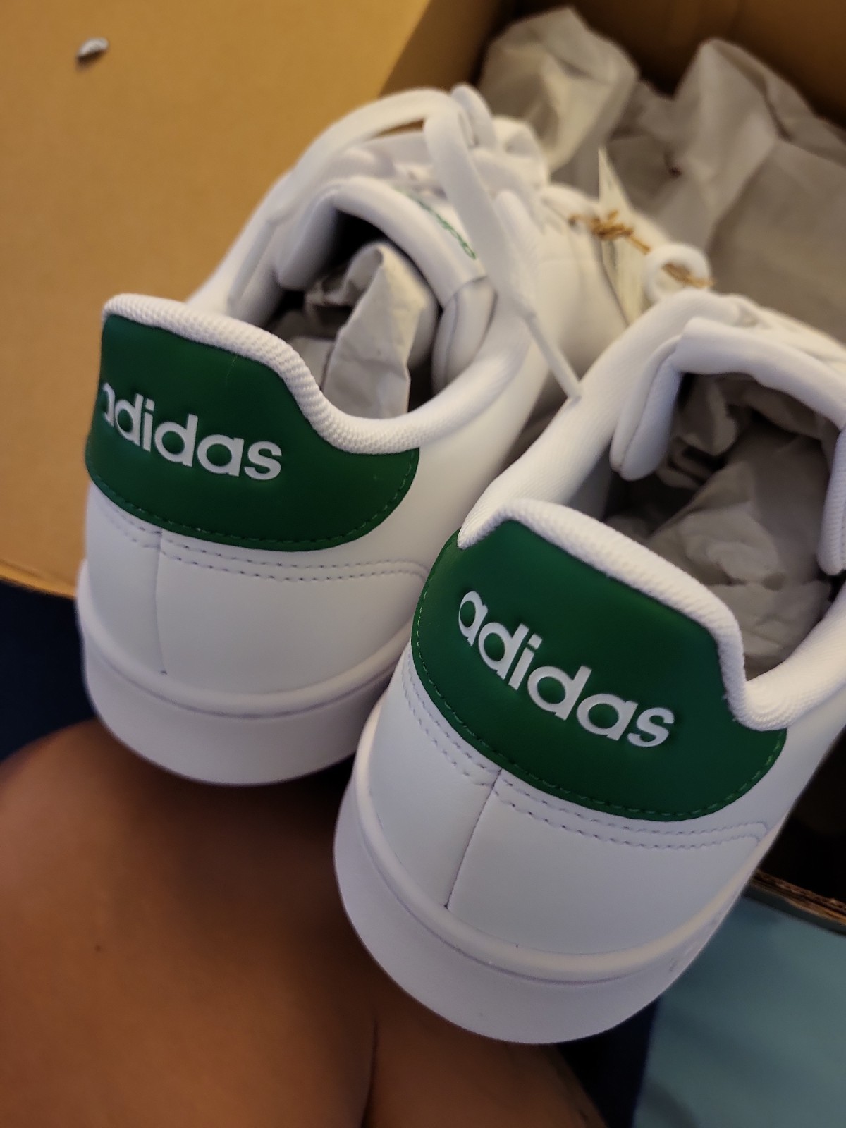 Adidas men Advantage Shoes White / GREEN size 10. Brand New