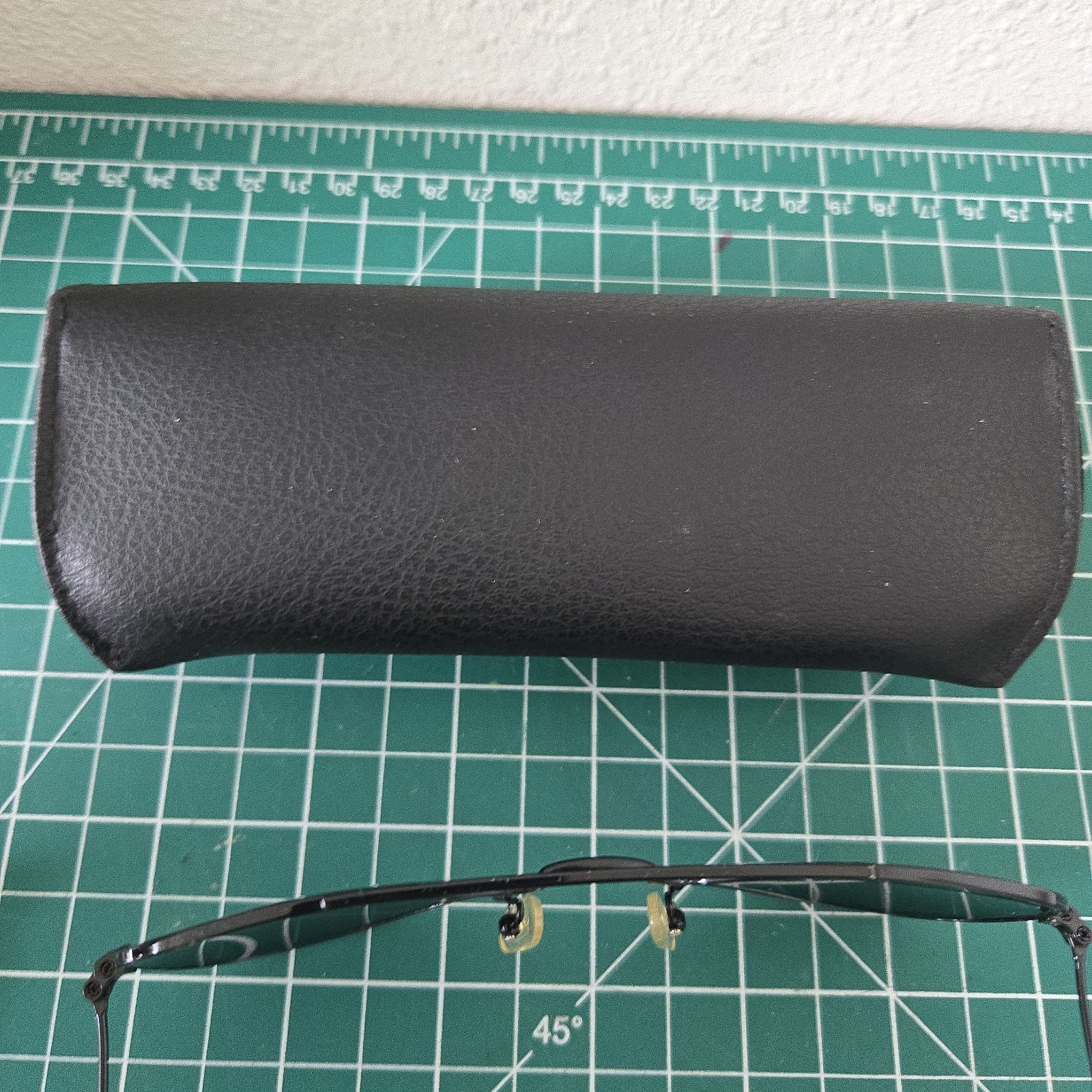 Ray Ban Aviator Black Frame Dark lenses w Case Marks on Right Ear Piece