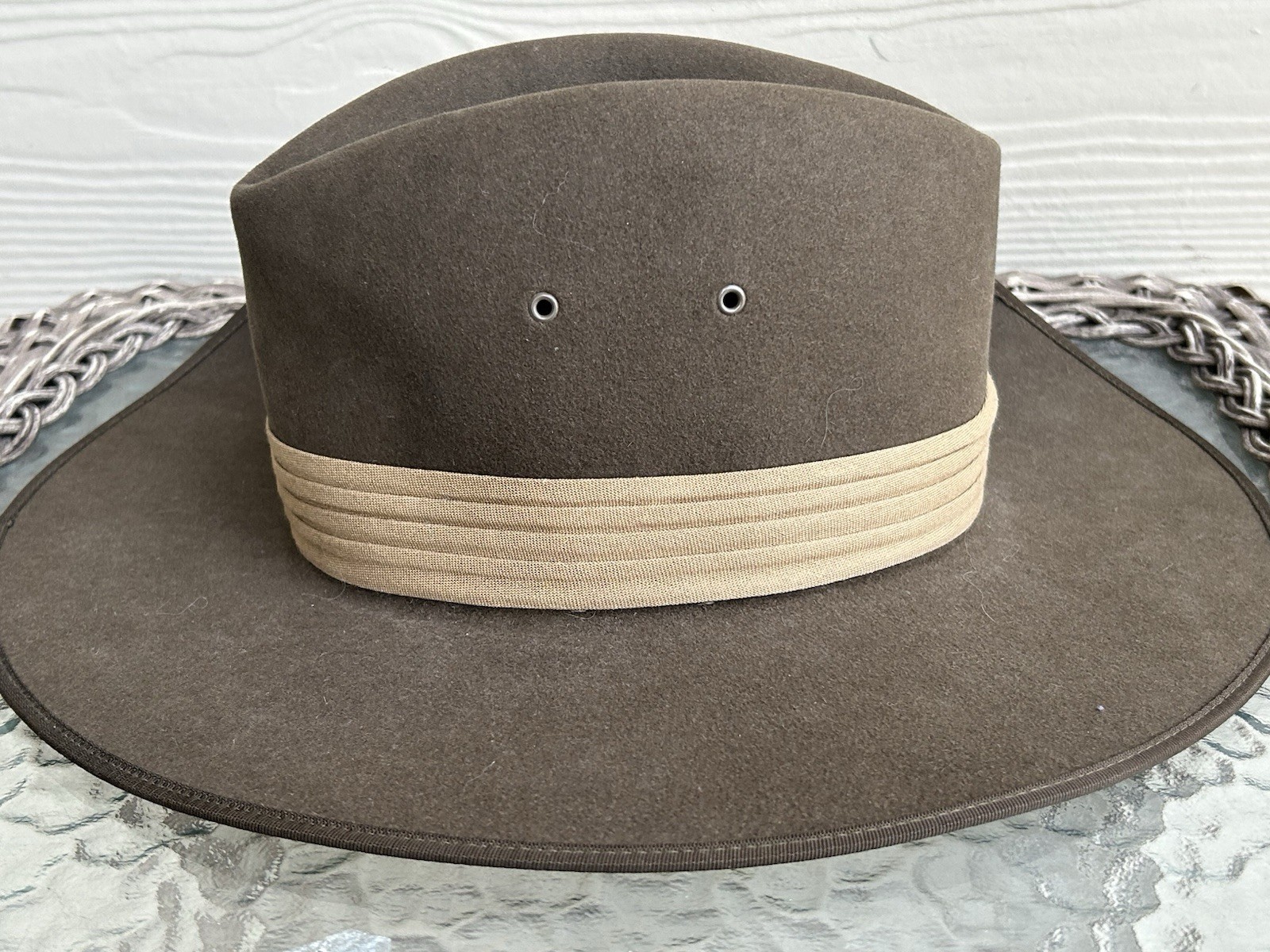 Excellent AKUBRA Pure Fur Felt SLOUCH HAT w/Australia Metal Badge Military sz 55