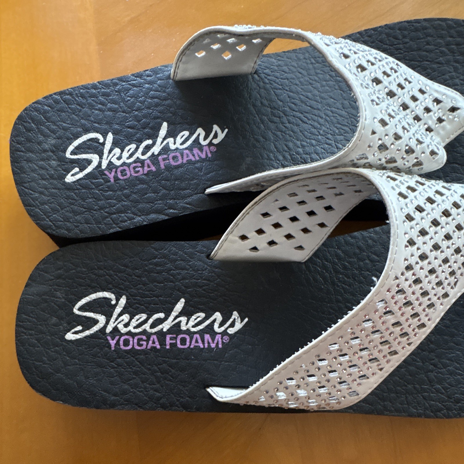Skechers Black White Synthetic Slip-On Thong Sandals Foam Insole Women’s US 10