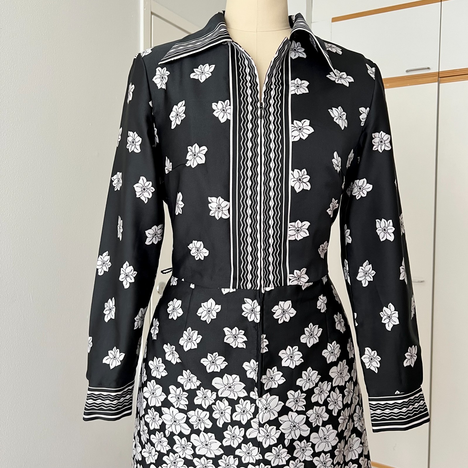 1970s TREVIRA Dagger Collar Floral Shirt Dress Border Print Long Sleeves Midi 42