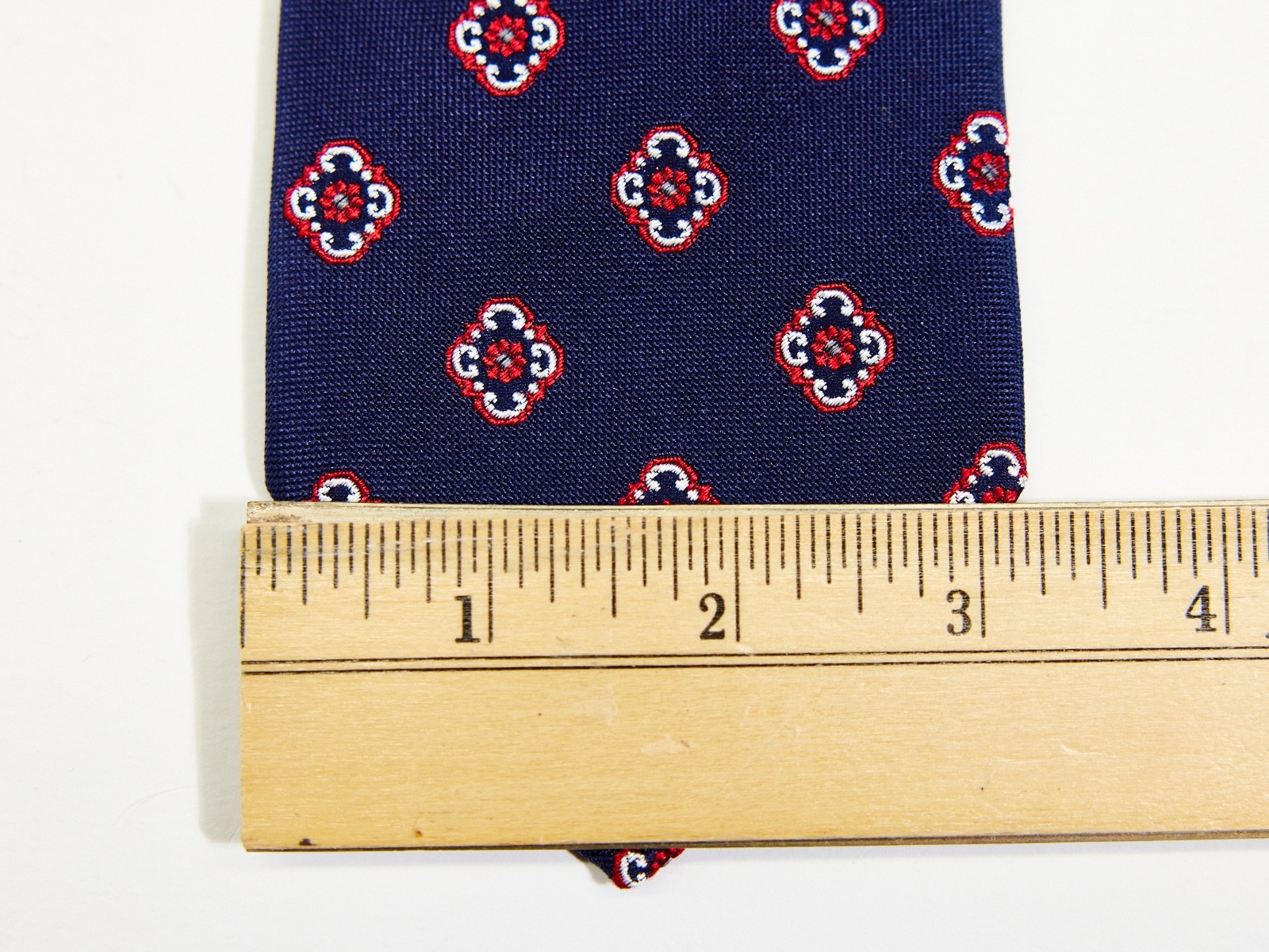 BIGI CRAVATTE Men’s 100% Silk Tie BLUE w/ RED MEDALLIONS 59″ x 3.25″ USED T22