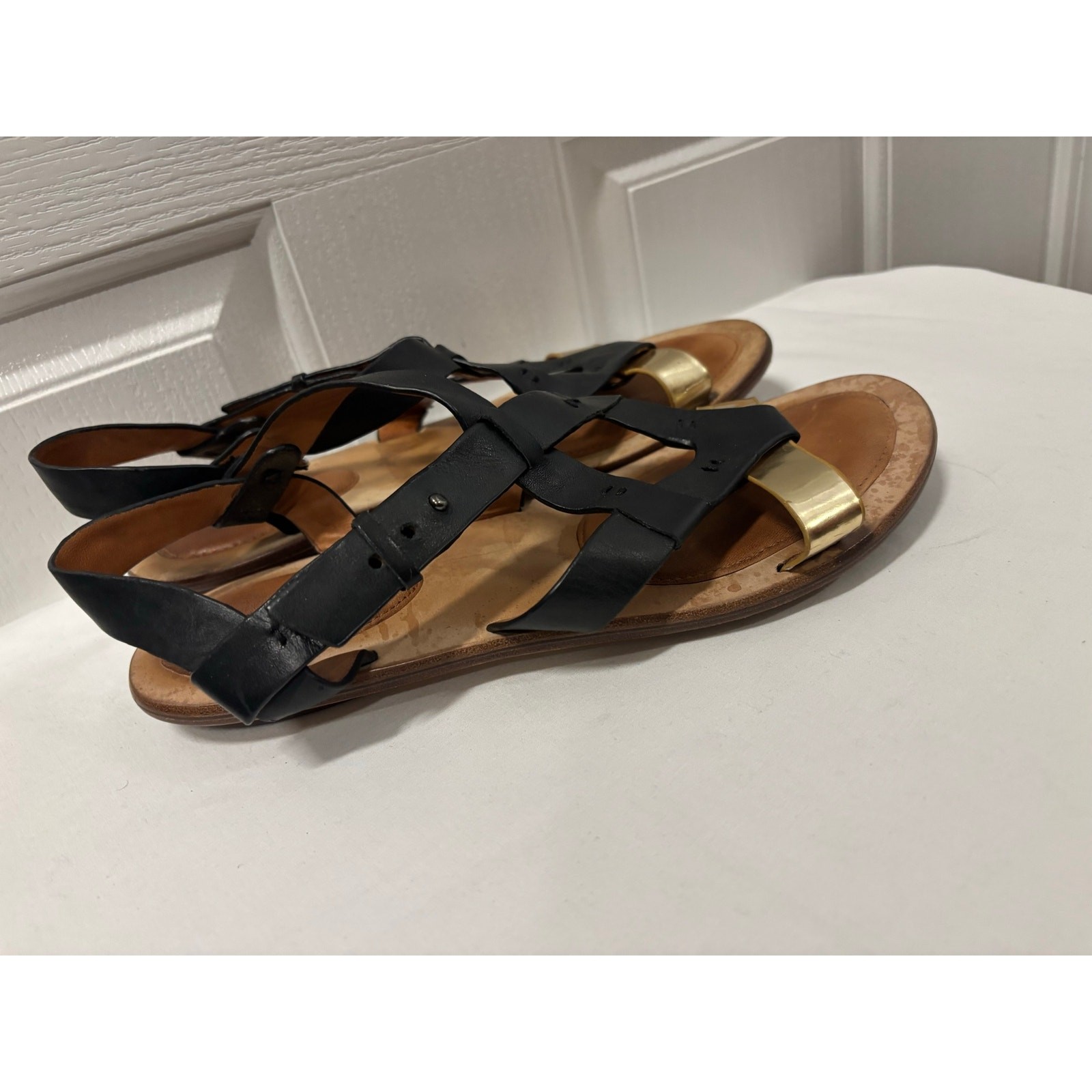 Gentle Souls Black Leather Gladiator Sandals Gold Toe Strap Size 10M