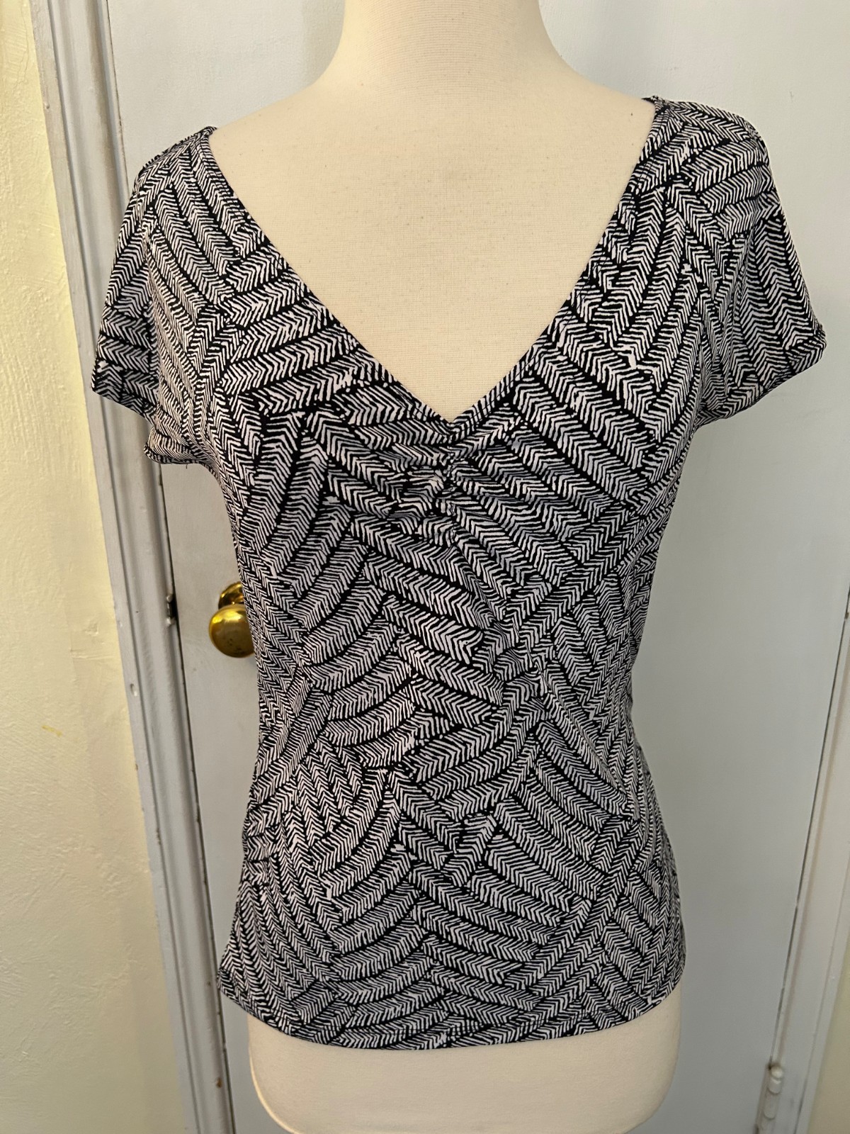 AXCESS TOP-SIZE SMALL-BLACK-WHITE-STRETCH-SHORT SLEEVES