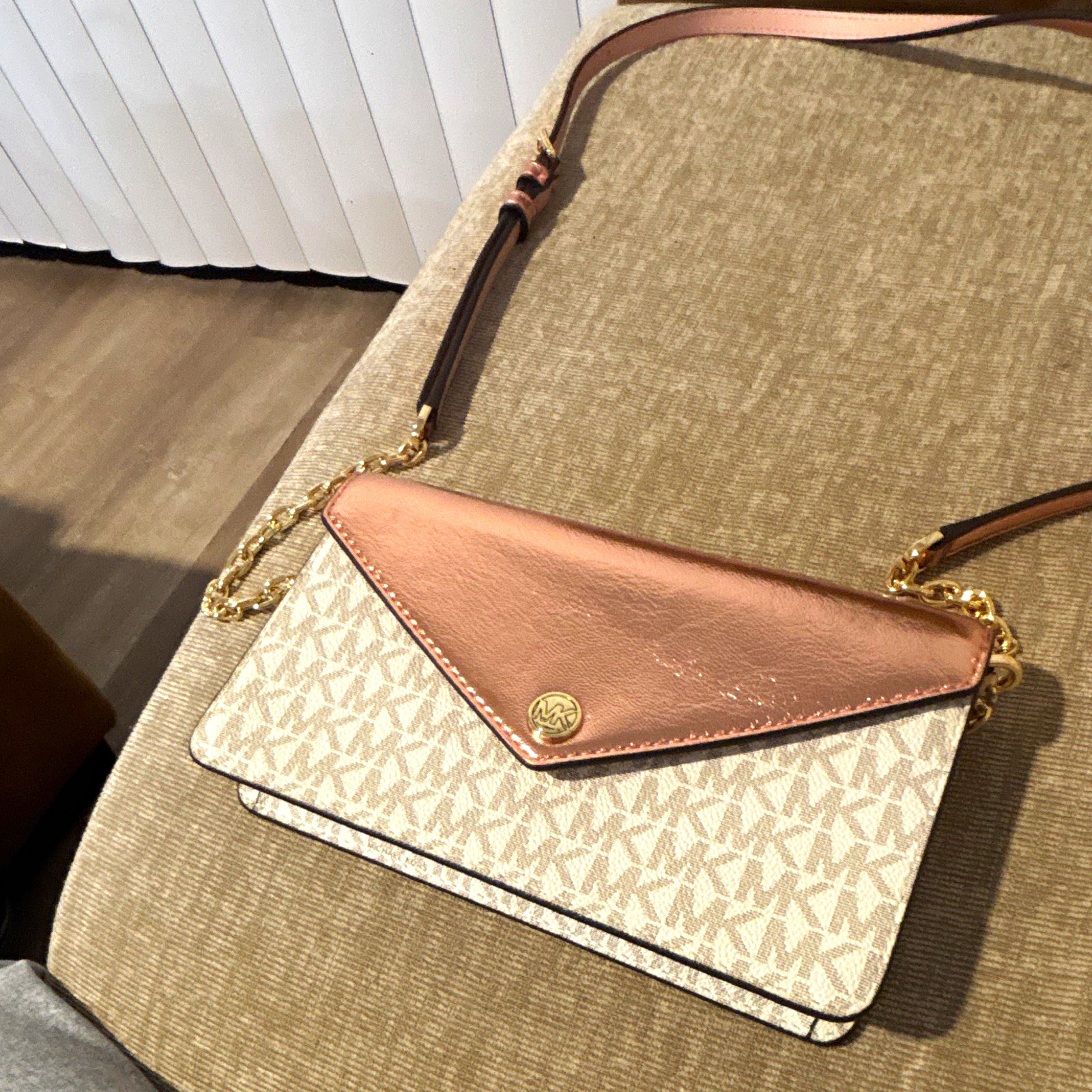 Michael Kors Women’s Logo Crossbody Clutch Wallet Beige/Pink Detachable Strap
