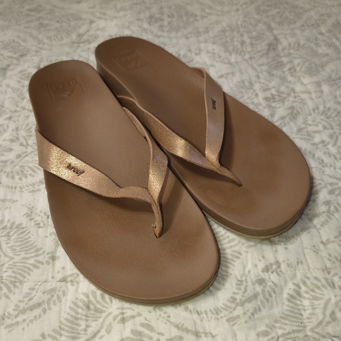Reef Women’s Rose Gold/Tan Leather Cushioned Slip-On Flip Flop Sandals 10 M