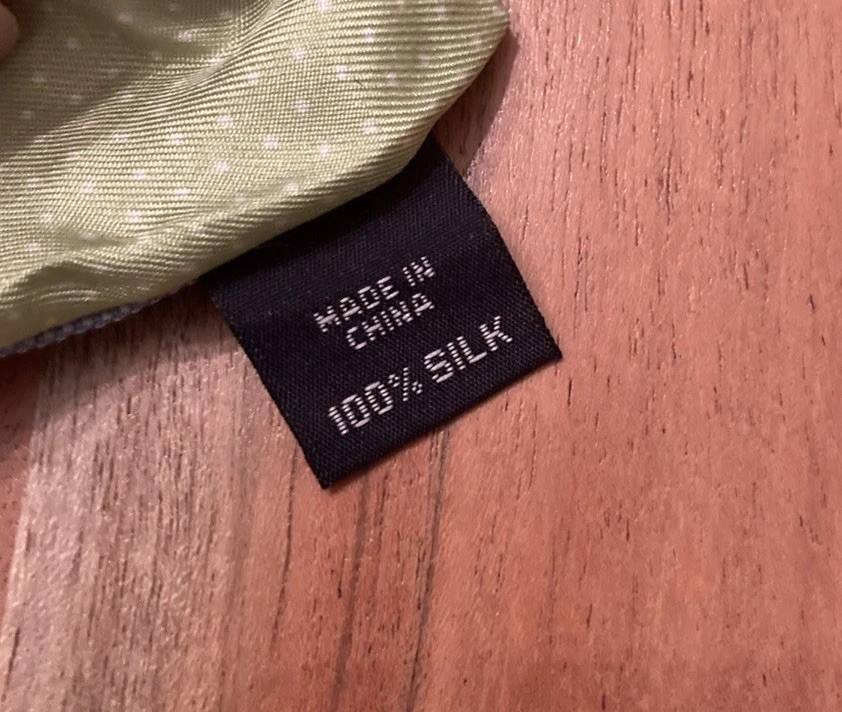 Tommy Hilfiger Green Silk Tie Blue Fish Pattern 3.25″ x 59″ | T880
