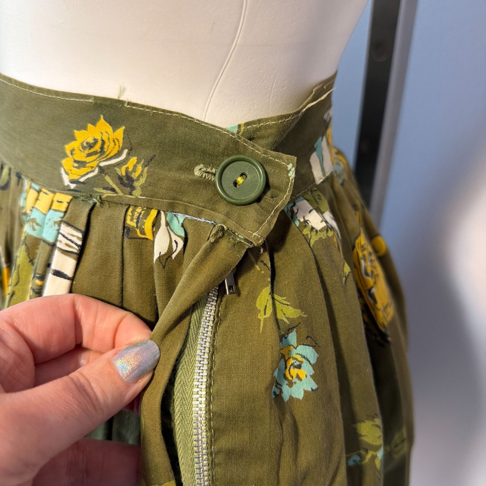 Vintage 50s Novelty Print Skirt Olive Green Cotton Perfume Bottle Rose Gift S