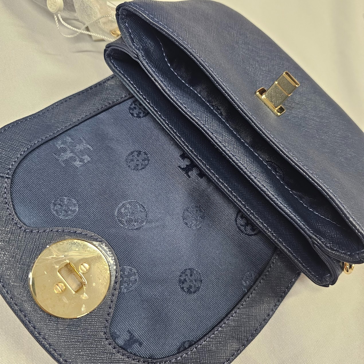 Tory Burch Description Robinson Clutch / Cross Body NAVY style# 33639