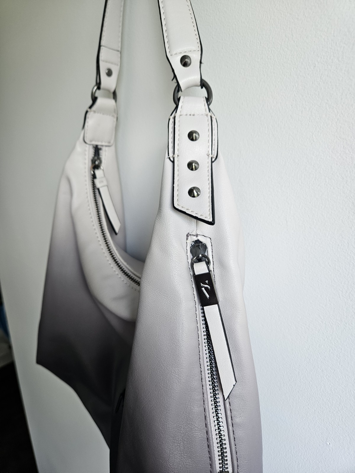 Simply Vera Vera Wang Gray Shoulder Bag Zip Closure Inner Pockets Black Hardware