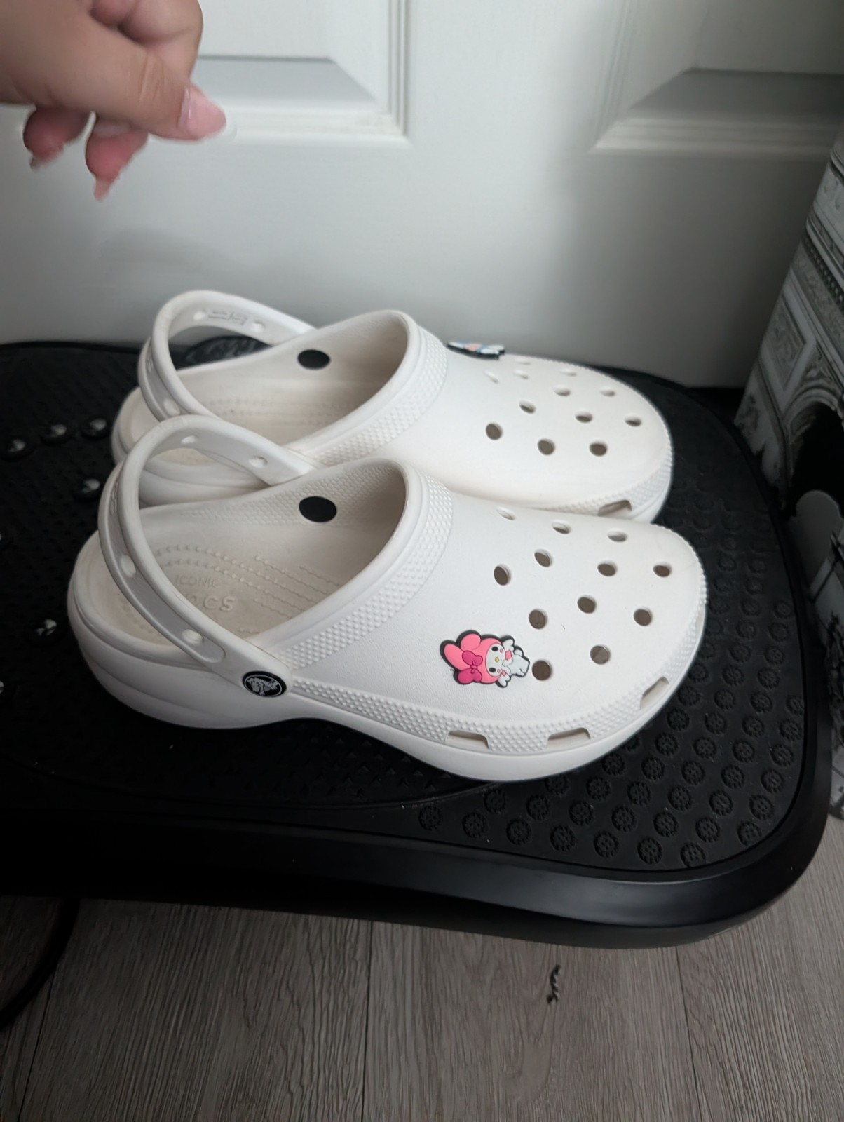 Crocs Woman’s White Solid Clog Casual Shoes Size 7 Breathable Logo Charm