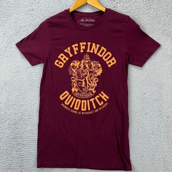 Harry Potter Gryffindor Quidditch T-Shirt Womens Small Burgundy Short Sleeve Tee