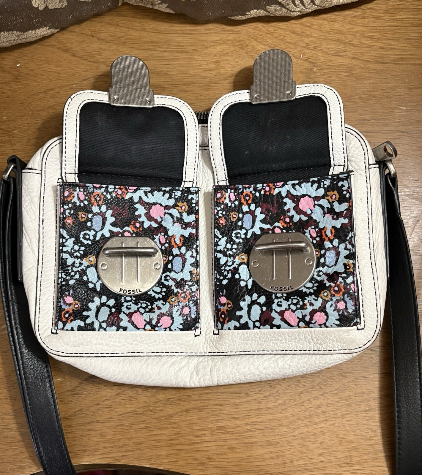 Clean Fossil White Leather Crossbody Purse with Push Lock Pockets