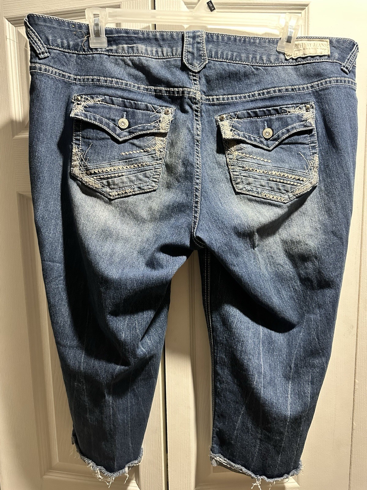 Amethyst Capri Jeans plus 20W Distressed Ribbon Frayed cuff Dark Wash 43x10x20
