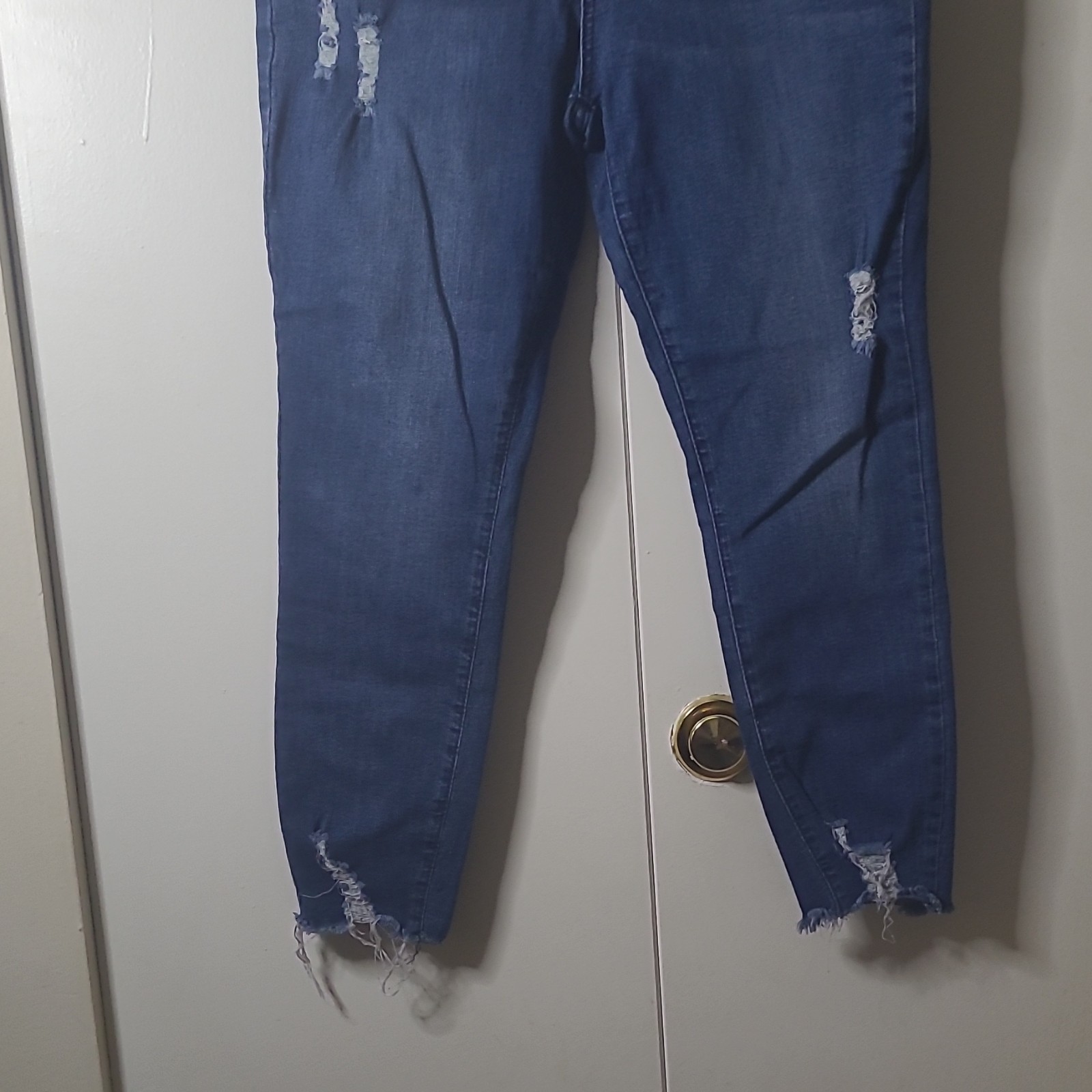 GUESS Women’s Blue Medium Wash Denim Skinny Jeans, Slim Fit, Stretch, 5-Pocket