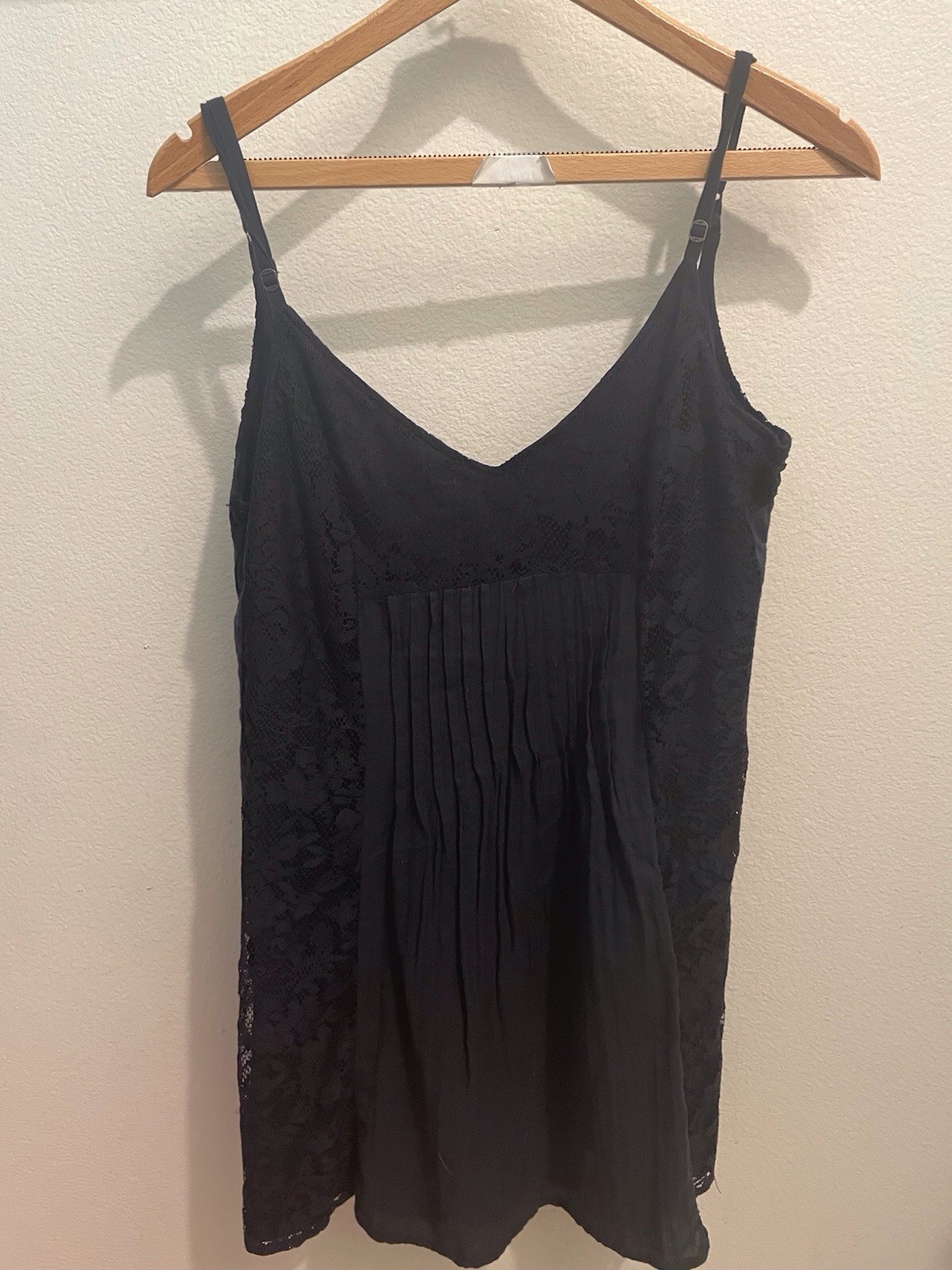 Hollister Women’s Black Lace Pleated V-Neck Spaghetti Strap Camisole Top L