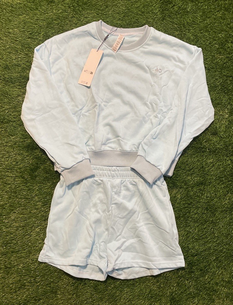 ~AIo Yoga Sports SetAccolade Crewneck Pullover+Shorts ~ Size Large (Light Blue)