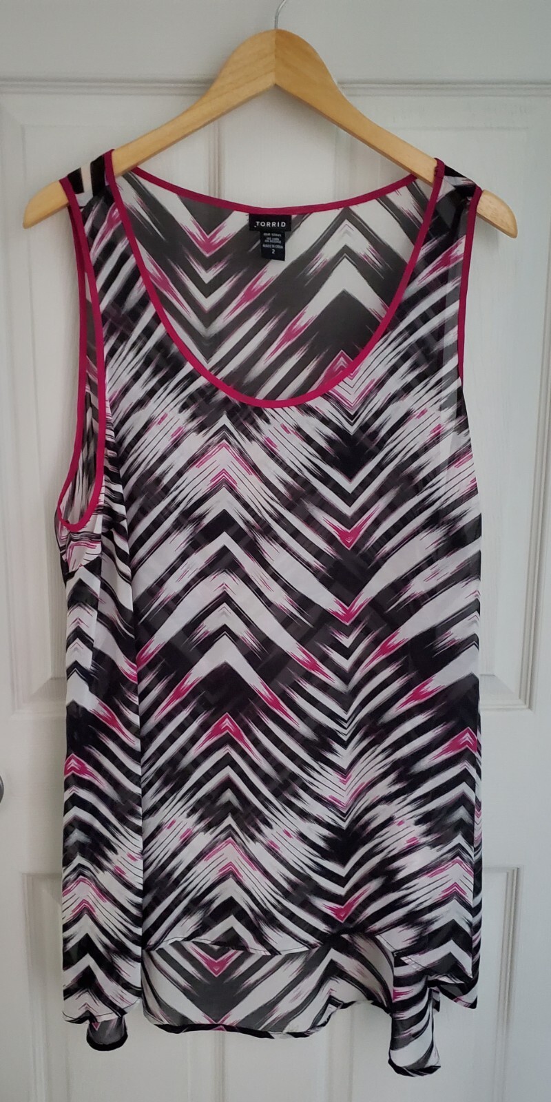 TORRID Size 2 (18/20) Flowy Sheer Fuschia Blk/Wht Hi-Low Tunic Sleeveless Tank