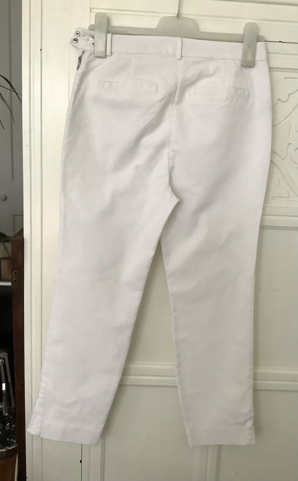 MINT VELVET: White 97%Cotton3%Elastane Capri trousers. Size: 10R See meas. below