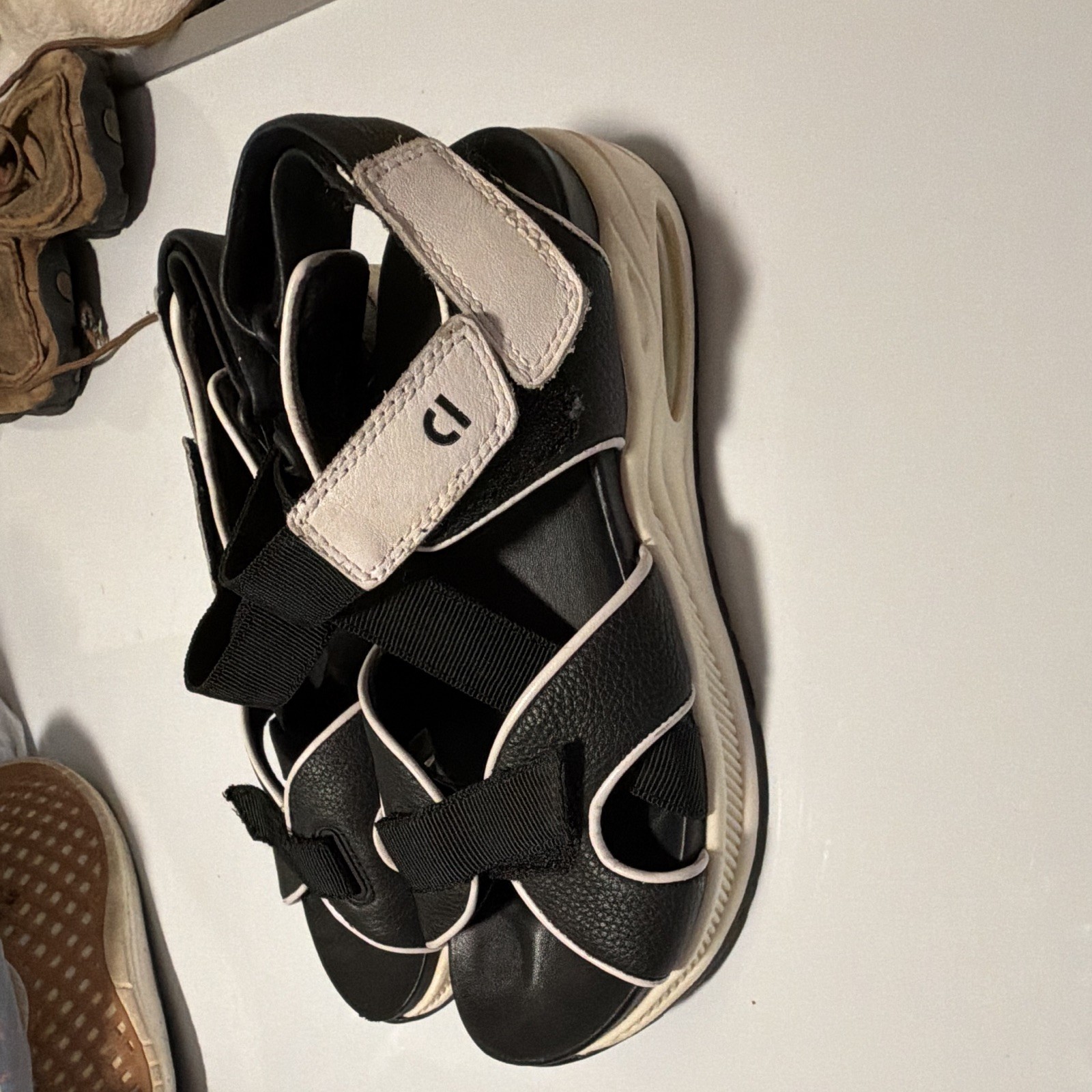 Earth Men’s Black/White Strappy Sandals Hook & Loop Bullhide Leather 6.5 M