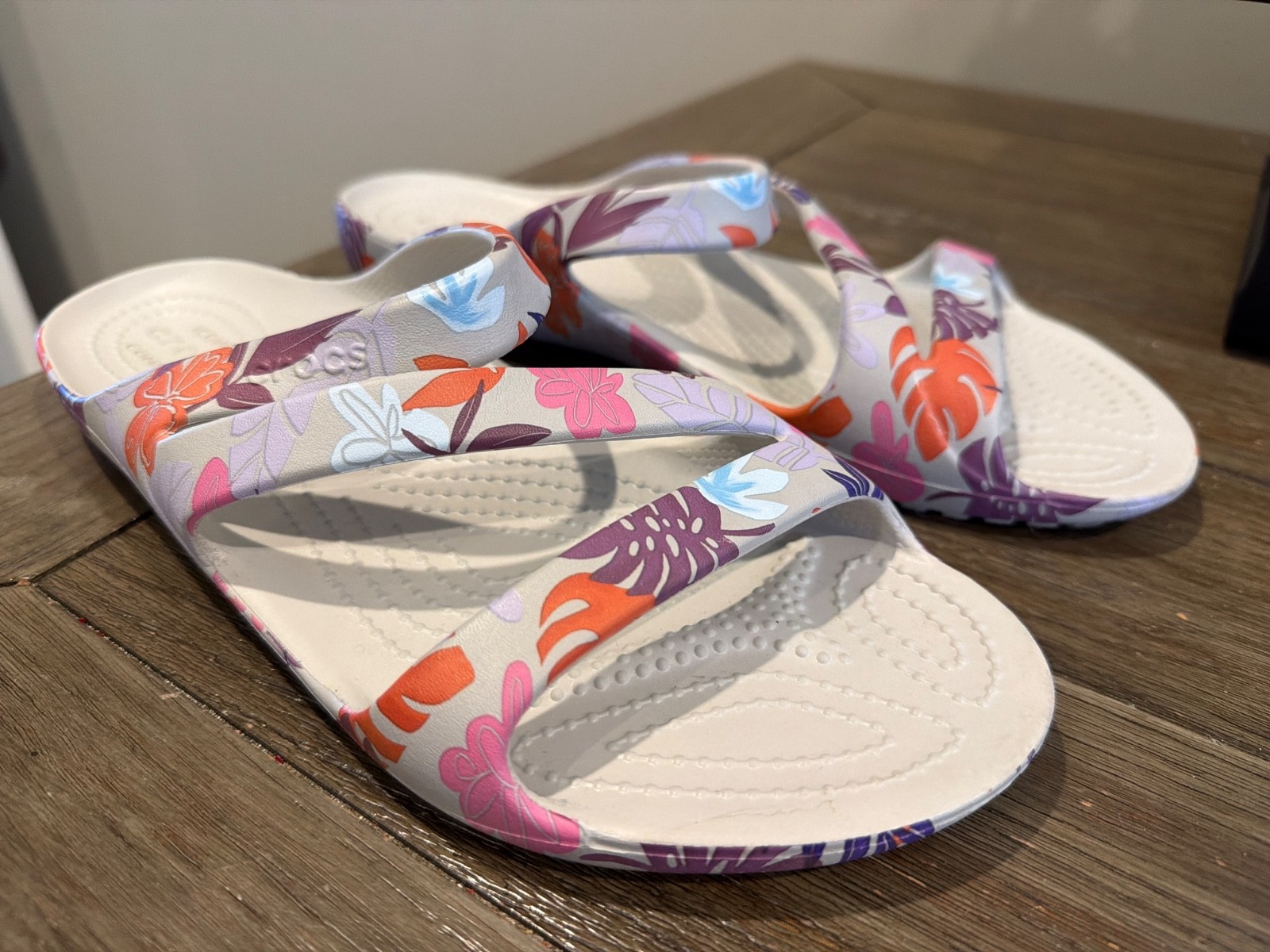 CROCS Kadee II Gray Hibiscus Island Tropical Flat Slide Sandals Women’s 10