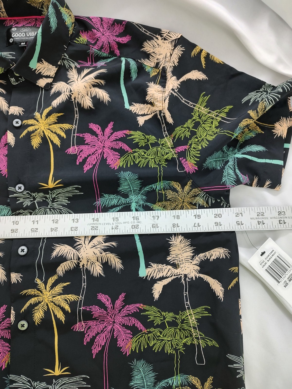 Good Vibes Mens Size Medium Poly/Spandex Blend Short Sleeve Hawaiian Button Up