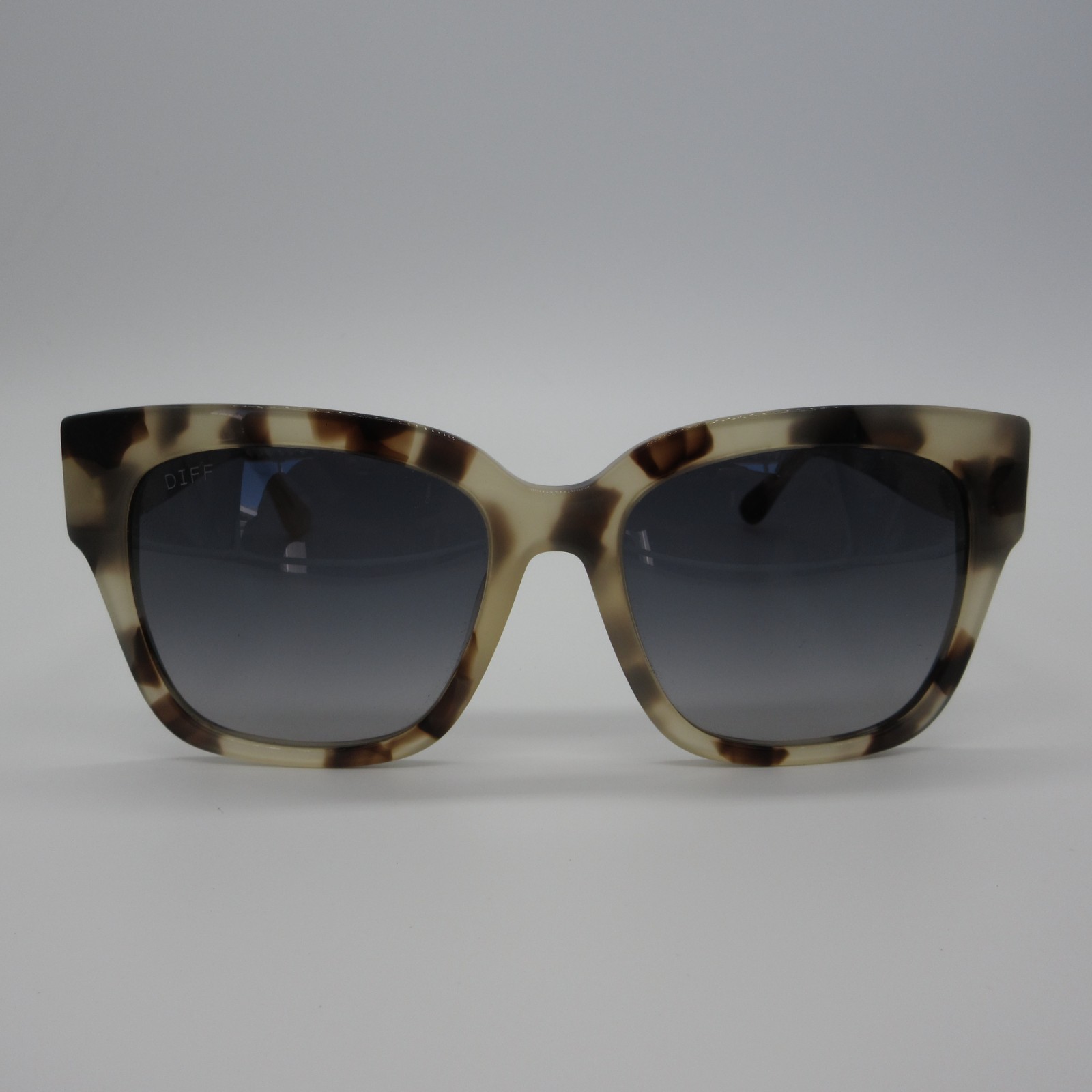 Diff Eyewear Sunglasses Bella II Clear Tortoise Shell Black Gradient Lens