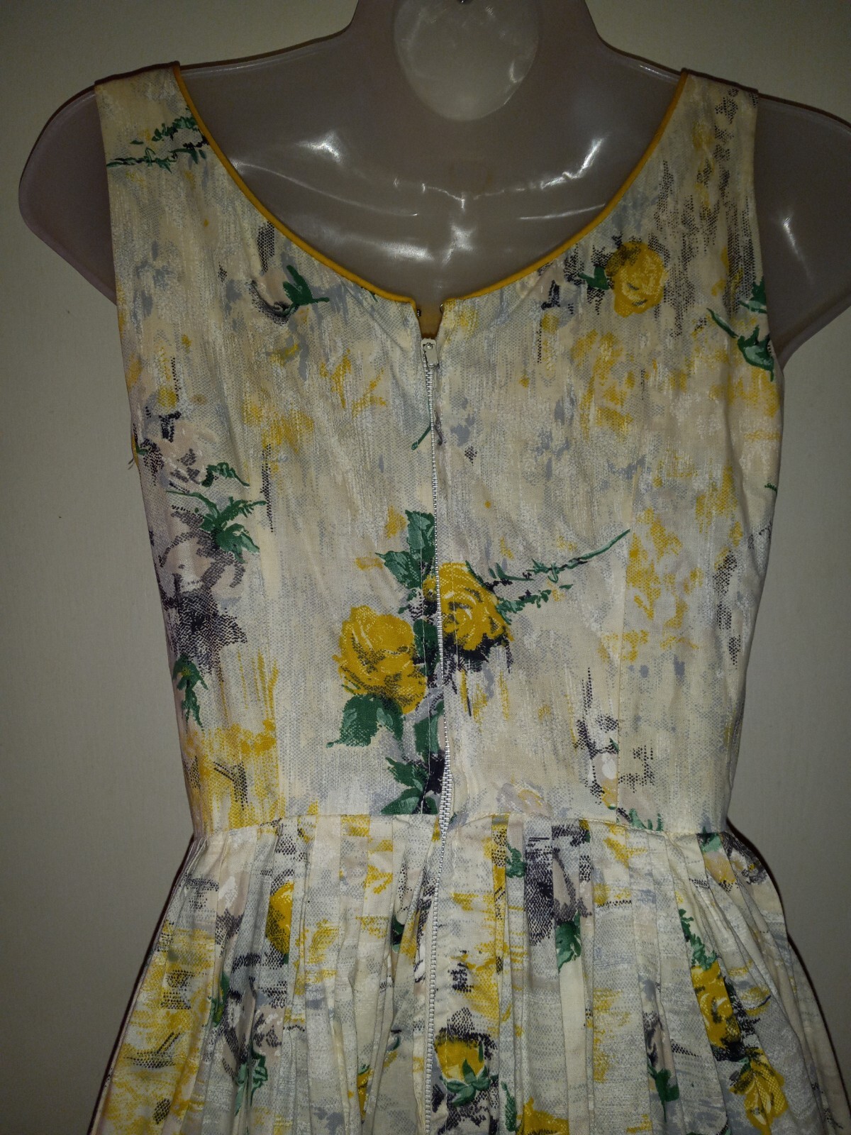 Vintage 50s Yellow Rose Bouquet Novelty Print Cotton Swing Dress VLV XS
