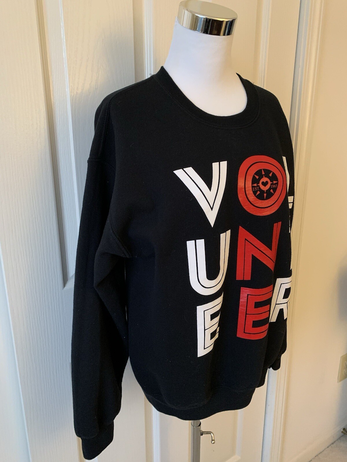 GILDAN “VOLUNTEER” BLACK COTTON POLYESTER BLEND SWEATSHIRT – SIZE M