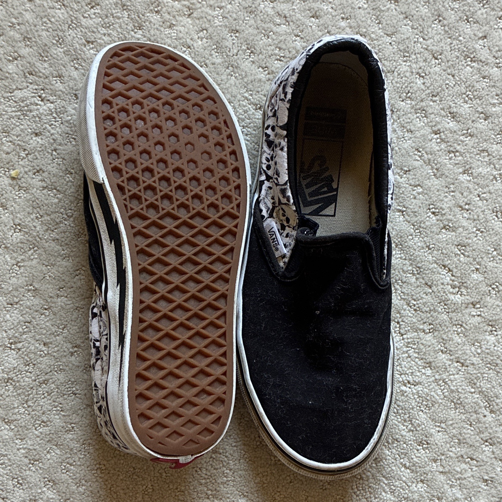 VANS Off The Wall Slip-On Canvas Shoes Black/White Skulls Sz 8 Wide
