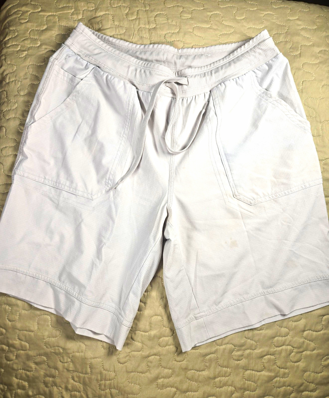 St. John’s Bay Light Gray Mens Bermuda Shorts M Drawstring Elastic Waist Pockets