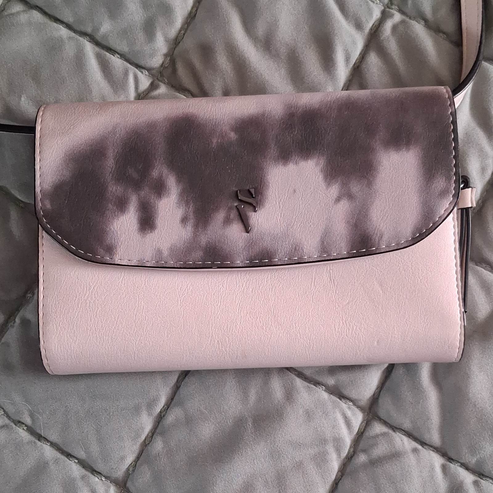 This Simply Vera Vera Wang crossbody bag features a distinctive gray tie-dye.