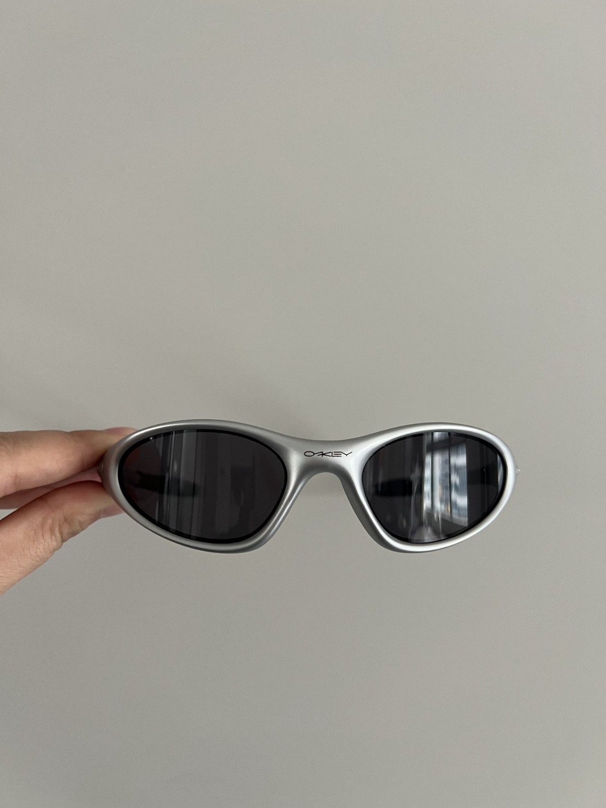 Vintage Oakley Minute Gen1 Lightweight Sunglasses Silver Frames black lenses Y2K
