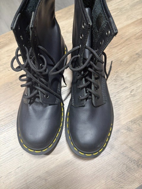 Dr. Martens 11821 Black Leather Boots Womens 9 AirWair 8-Eye Combat