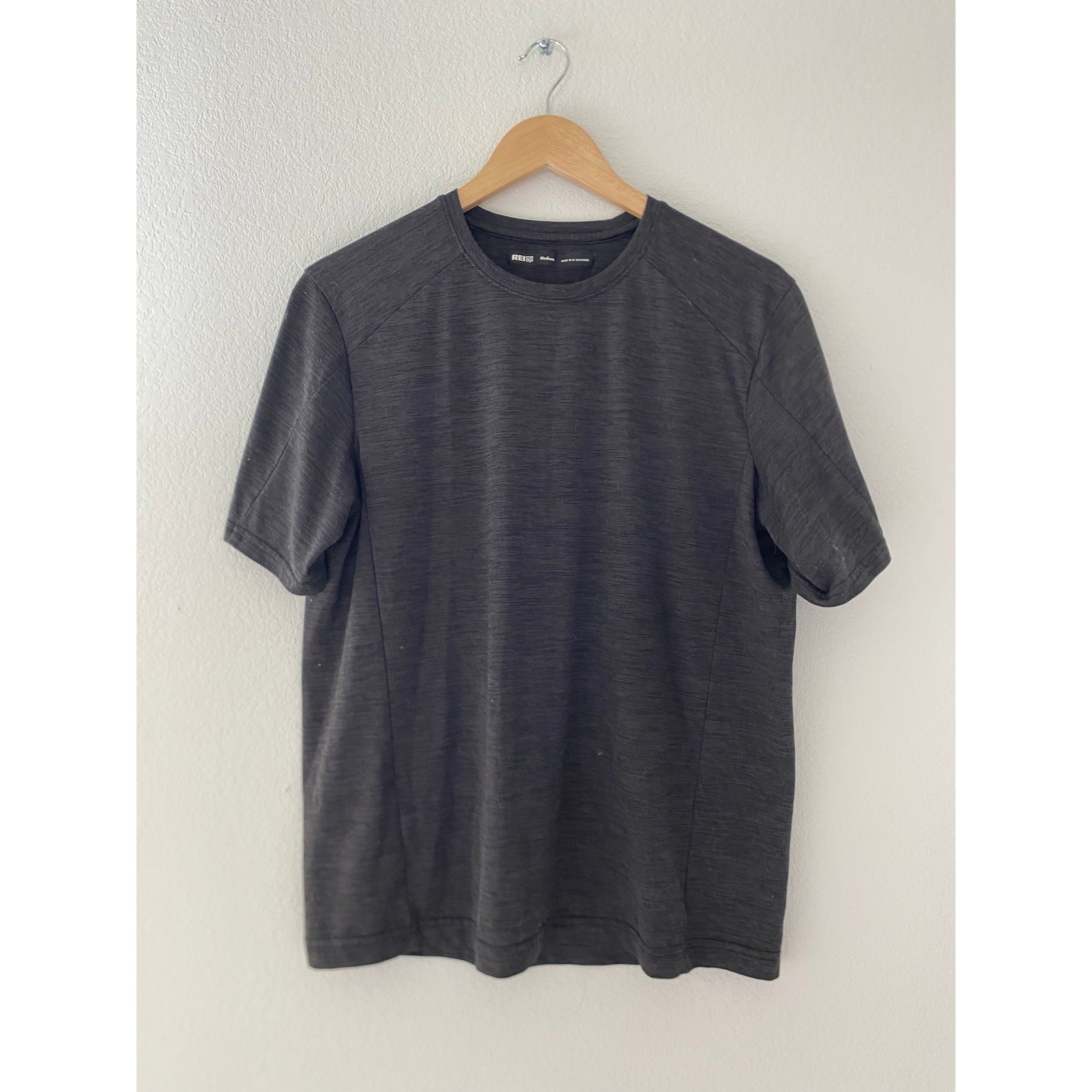Size M REI Charcoal Performance T-Shirt Men’s Medium Lightweight Active Tee