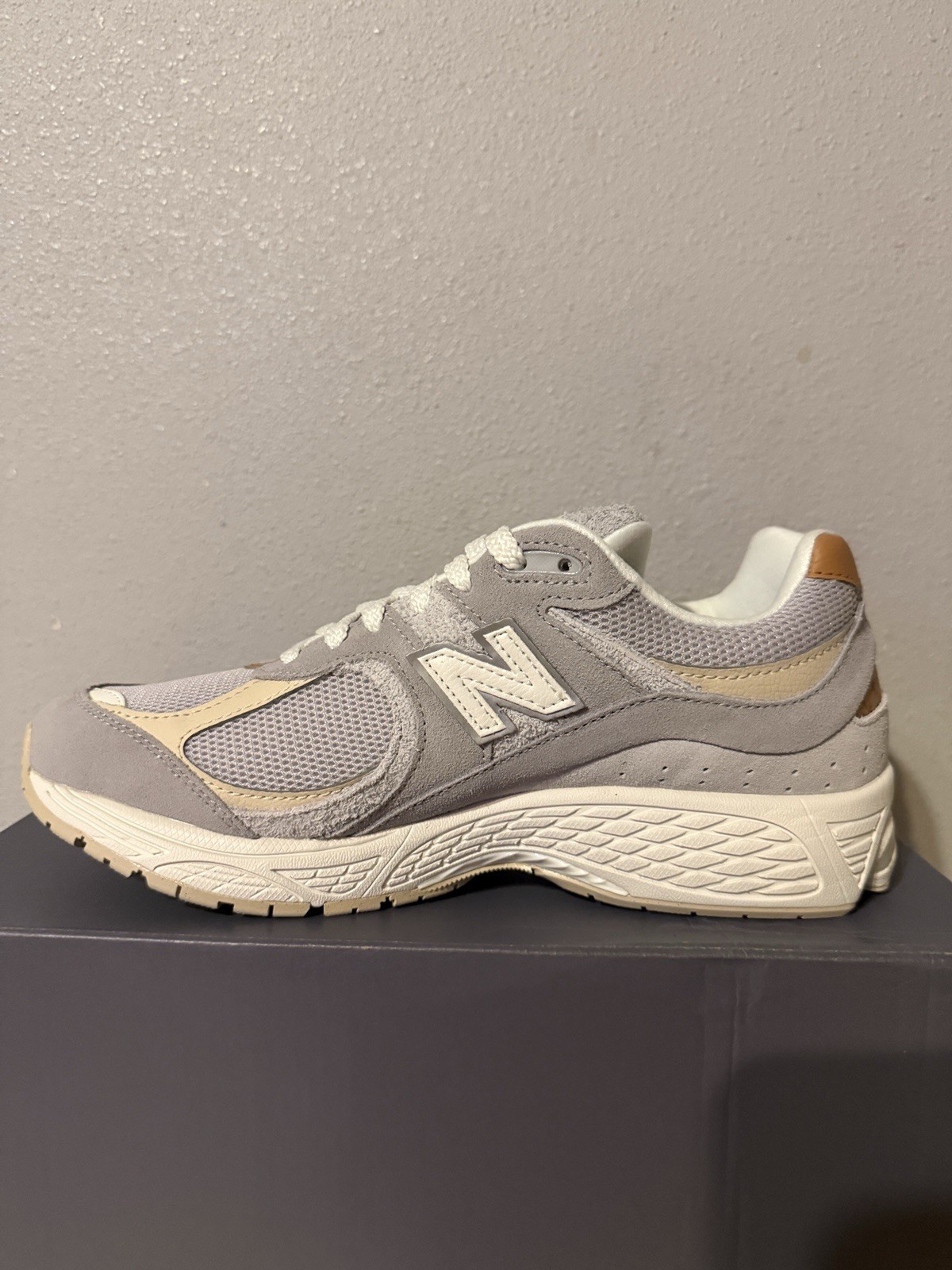 (M2002RSB) NIB New Balance 2002R grey/beige sz 8.5 Mens $145