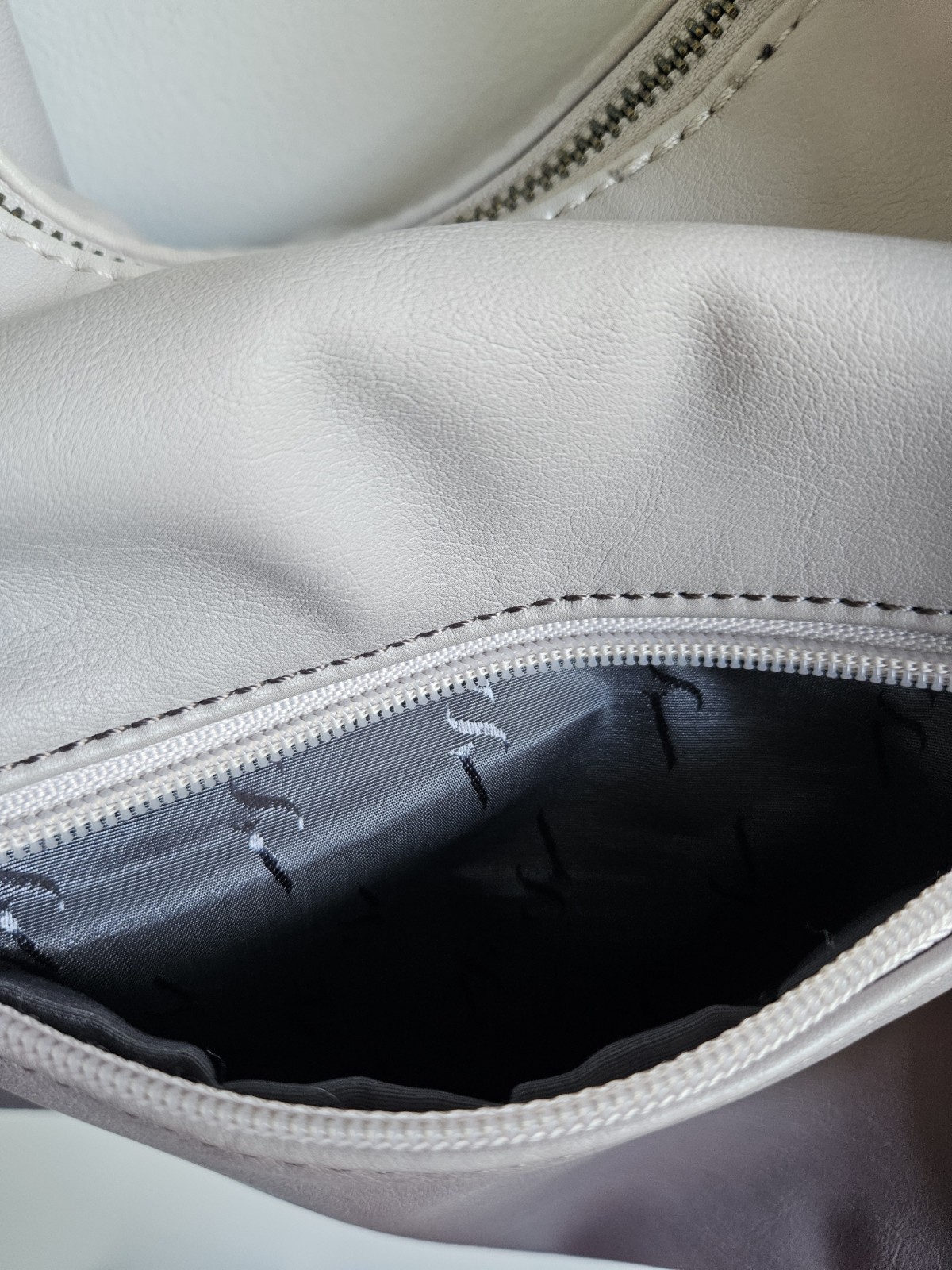 Simply Vera Vera Wang Gray Shoulder Bag Zip Closure Inner Pockets Black Hardware