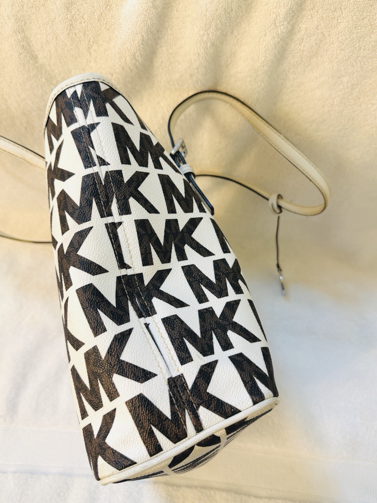 Michael Kors Jet Set MD Carryall Tote and Trifold Wallet – Graphic MK White/Brow
