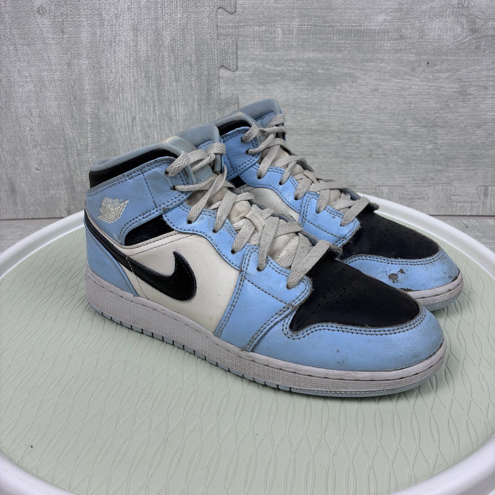 Nike Air Jordan 1 Mid Ice Blue Black White UNC Size 7Y 555112-401