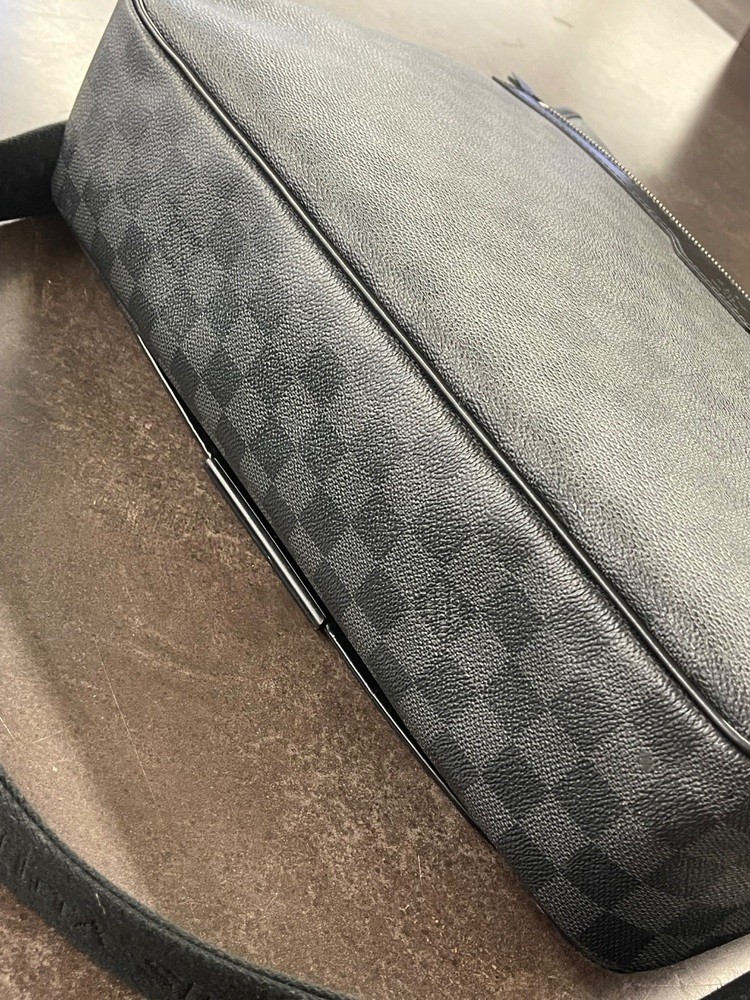 Louis Vuitton District Messenger Gm Please Read* Signs Of Heavy Wear 5.5/10