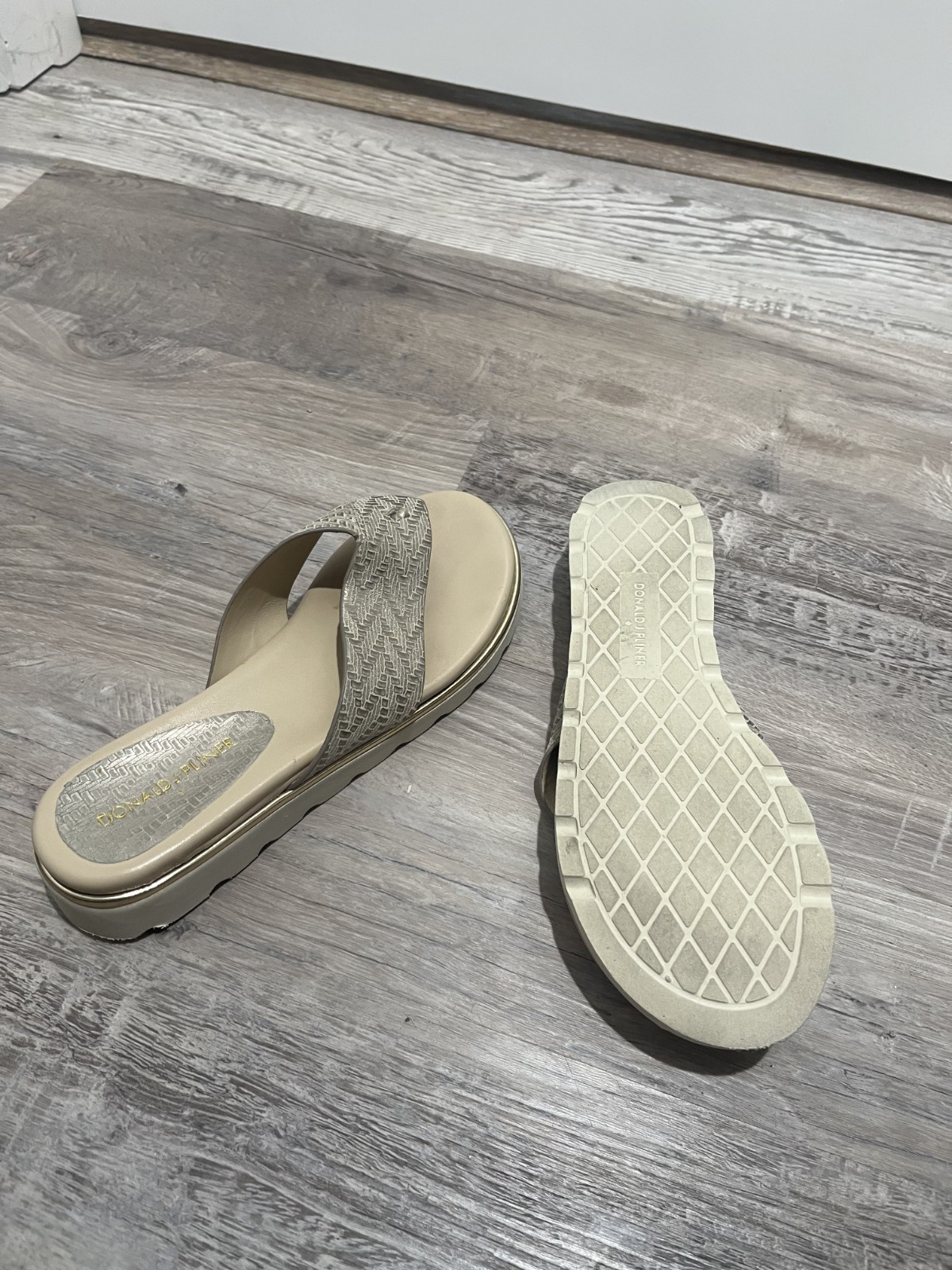 Donald J Pliner Women’s sandals 7M