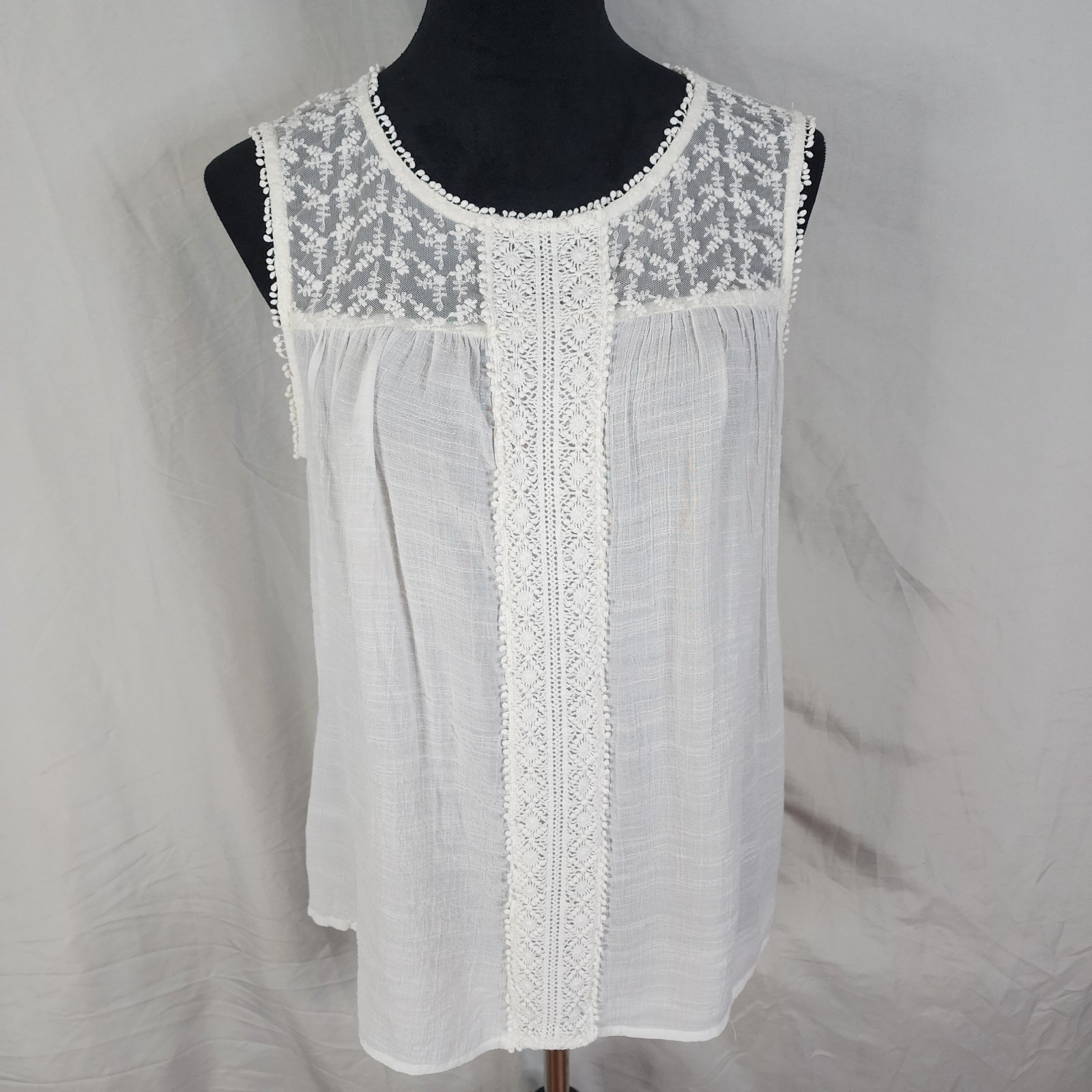 NEW DIRECTIONS Size Medium Dainty Floral Embroidered White Crochet Lace Blouse